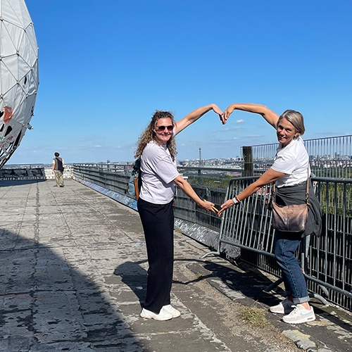 Fröhliche Lehrkräfte formen Herz