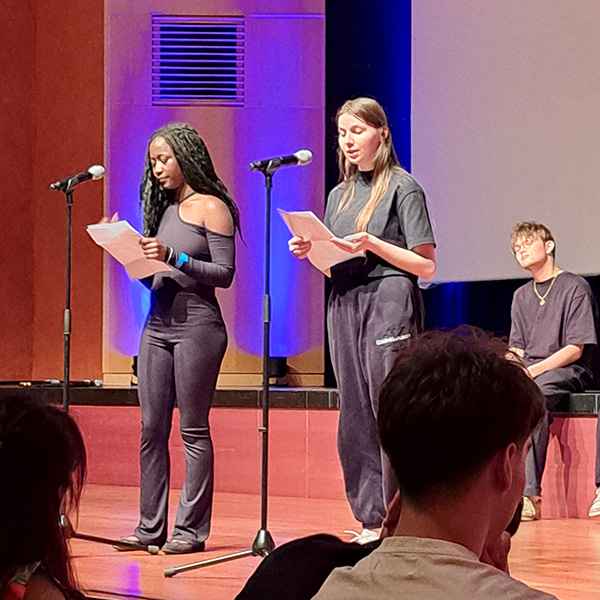 Schülerinnen und Schüler des Beruflichen Gymnasiums beteiligen sich bei Slam for Democracy Rhein-Main Schülerinnen und Schüler des Beruflichen Gymnasiums beteiligen sich bei Slam for Democracy Rhein-Main